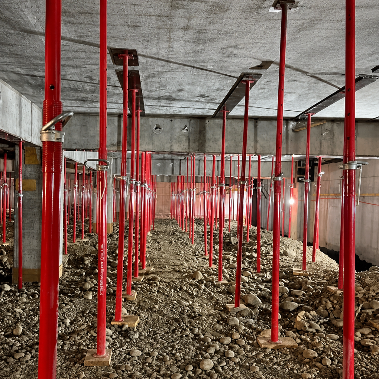 Instalación de alzaprimas bajo losa en obra